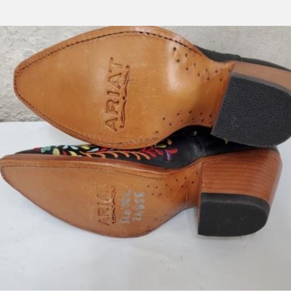 NWOT Ariat “Dixon”Black Ankle Boots w/Multicolor Floral Embroidery  Size 7 - Picture 7 of 7